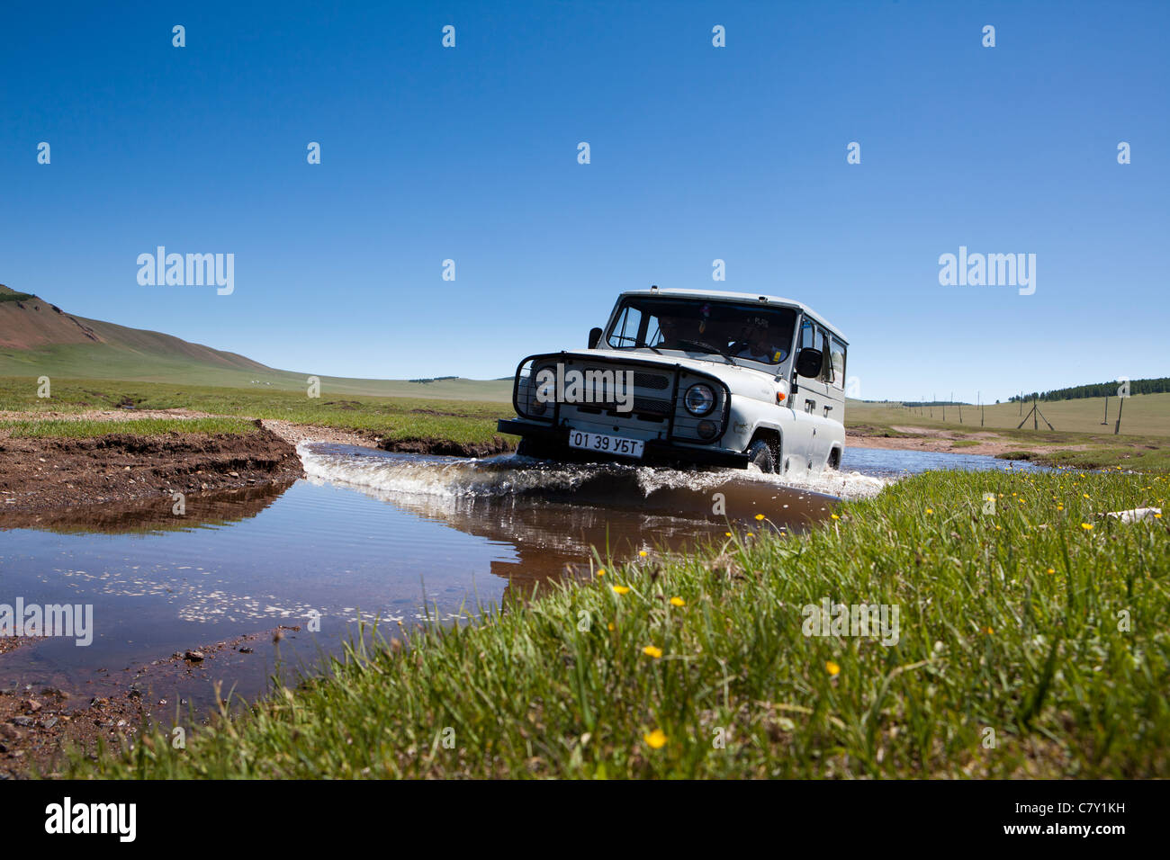 Russischer Jeep UAZ-469-Ford-Fluss in der Mongolei auf Steppe, Mongolei Stockfoto