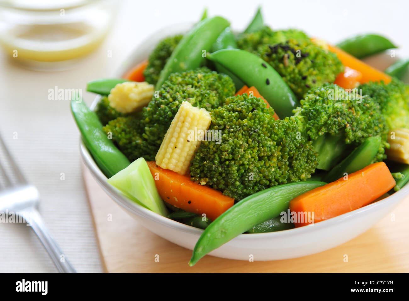 Broccoli-Salat mit Karotten, baby-Mais und Erbsen fangen Stockfoto