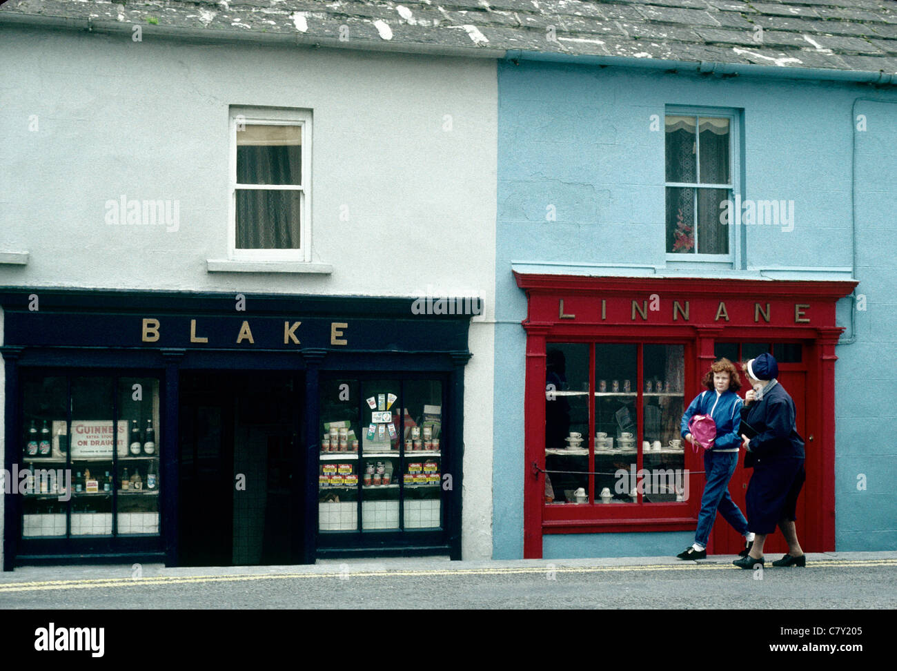 Zwei Frauen One eine Nonne. Fuß von Blakes Ecke in Ennistymon Co Clare Ireland Stockfoto