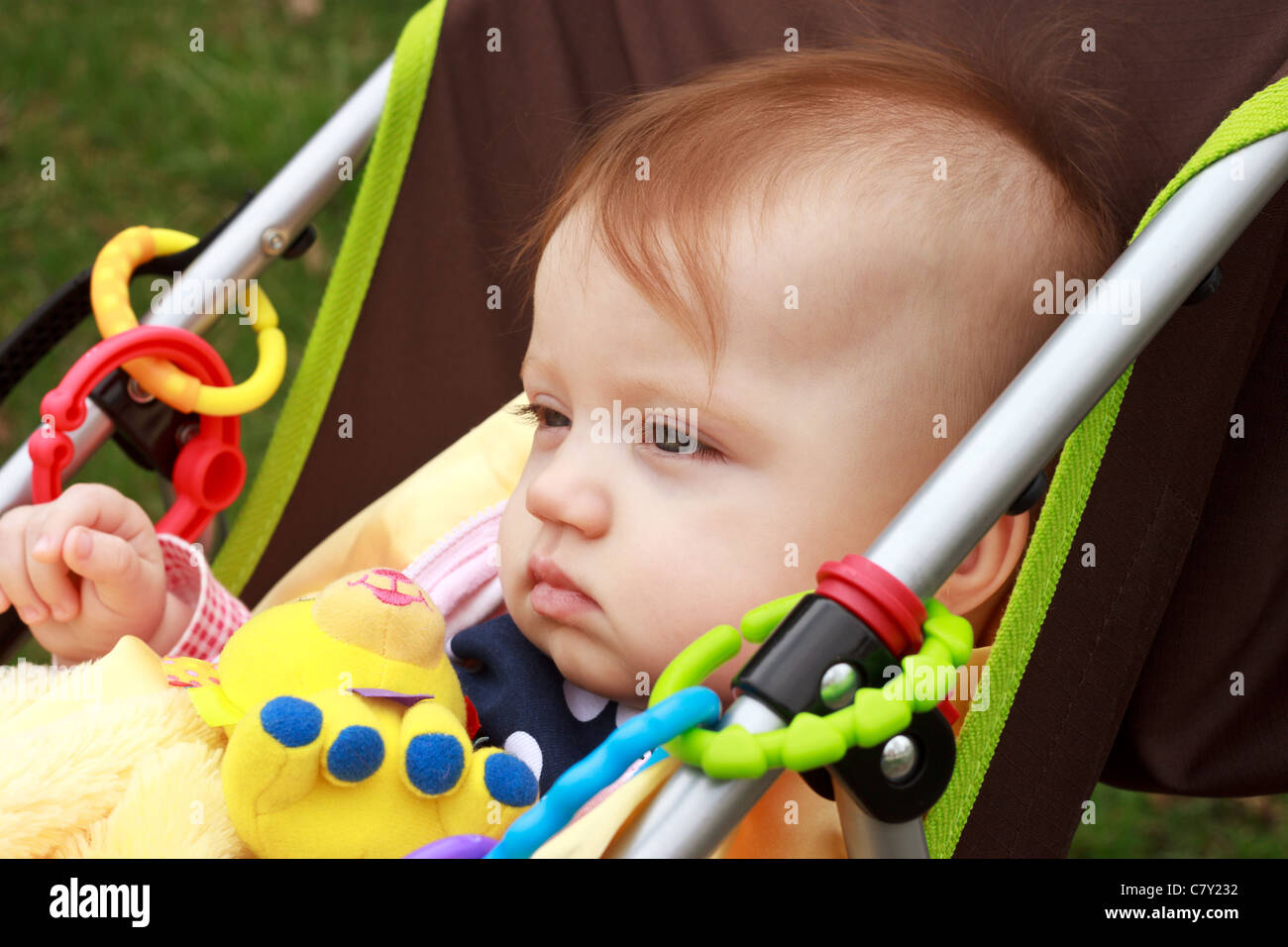 Starren gedrängt in ihrem Kinderwagen baby Stockfoto