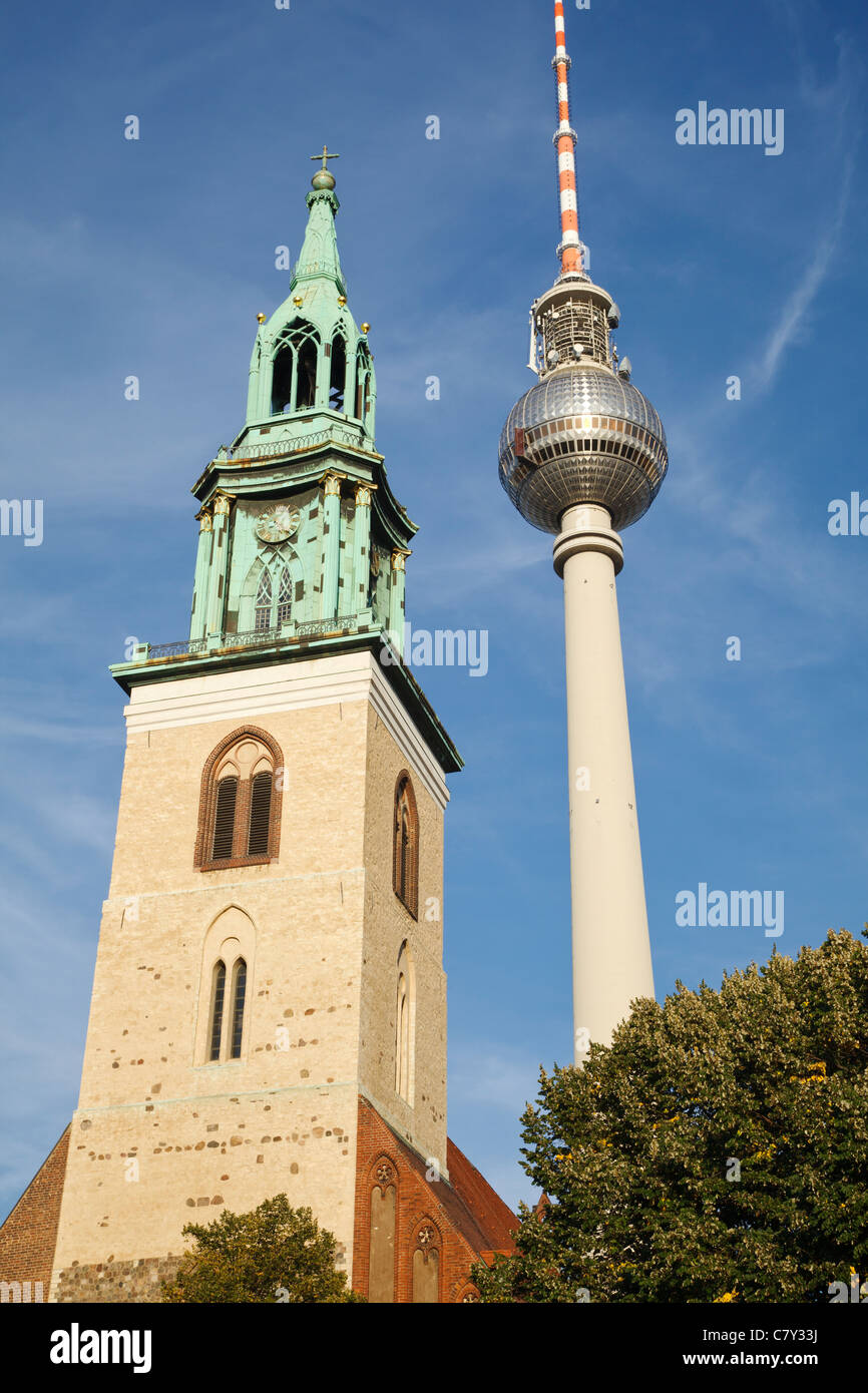 Turm der Marienkirche und Fernsehen, Berlin, Deutschland Stockfoto