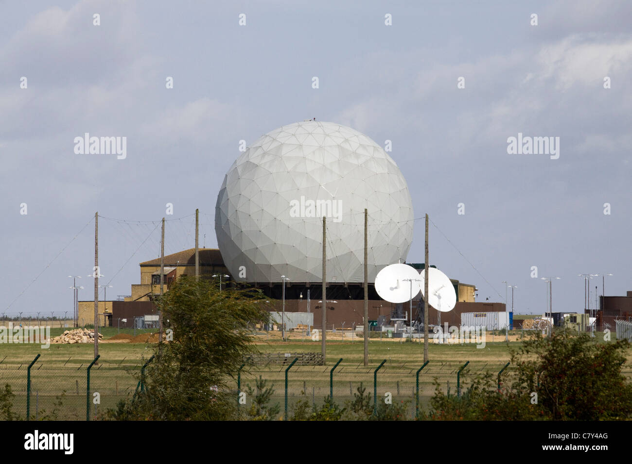 RAF Croughton geodätische Kuppeln über Radar Scanner Landschaft Stockfoto