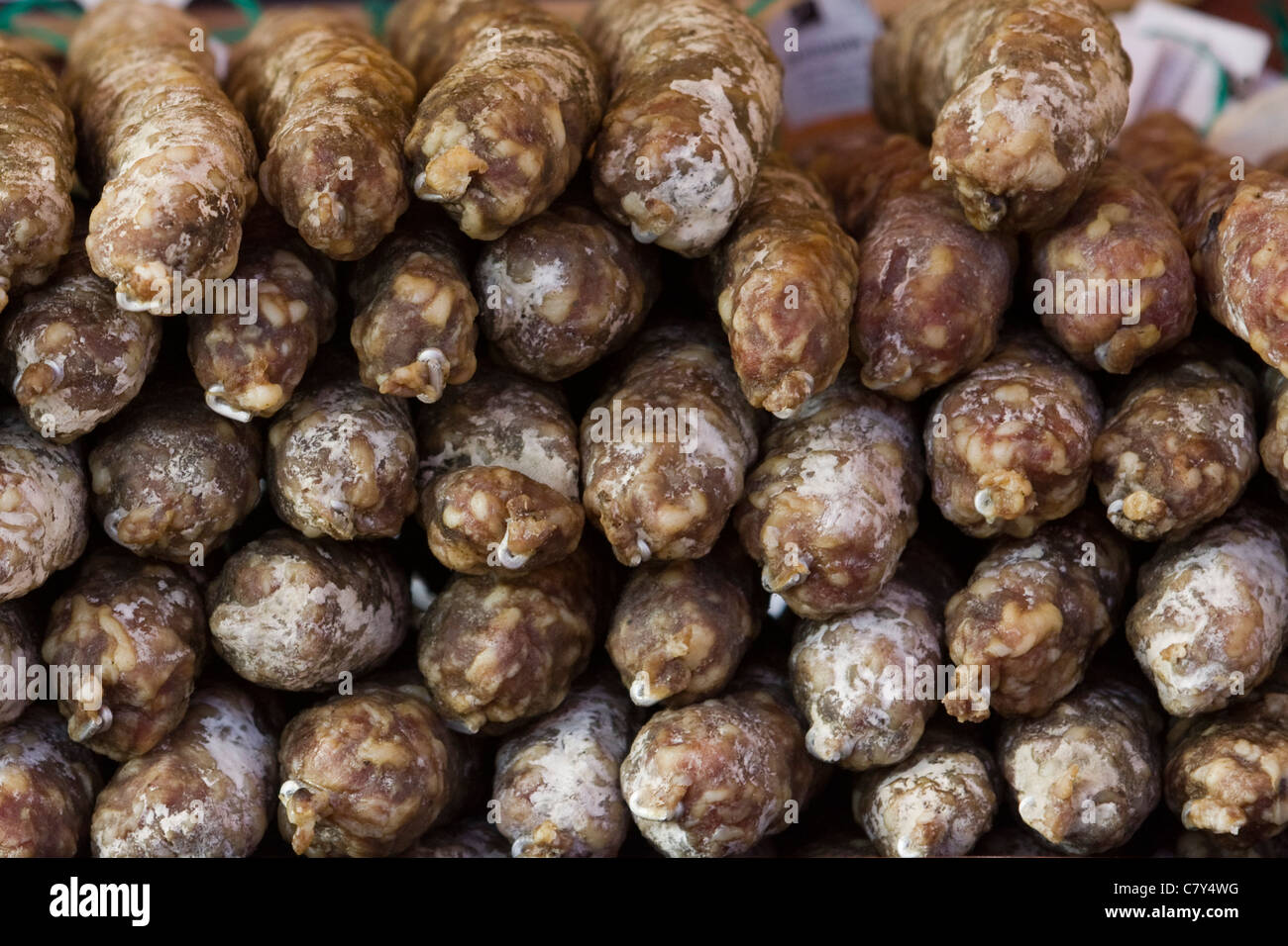 Wild und Knoblauch gewürzt französische Würstchen auf Verkauf zu einem französischen Markt Stockfoto