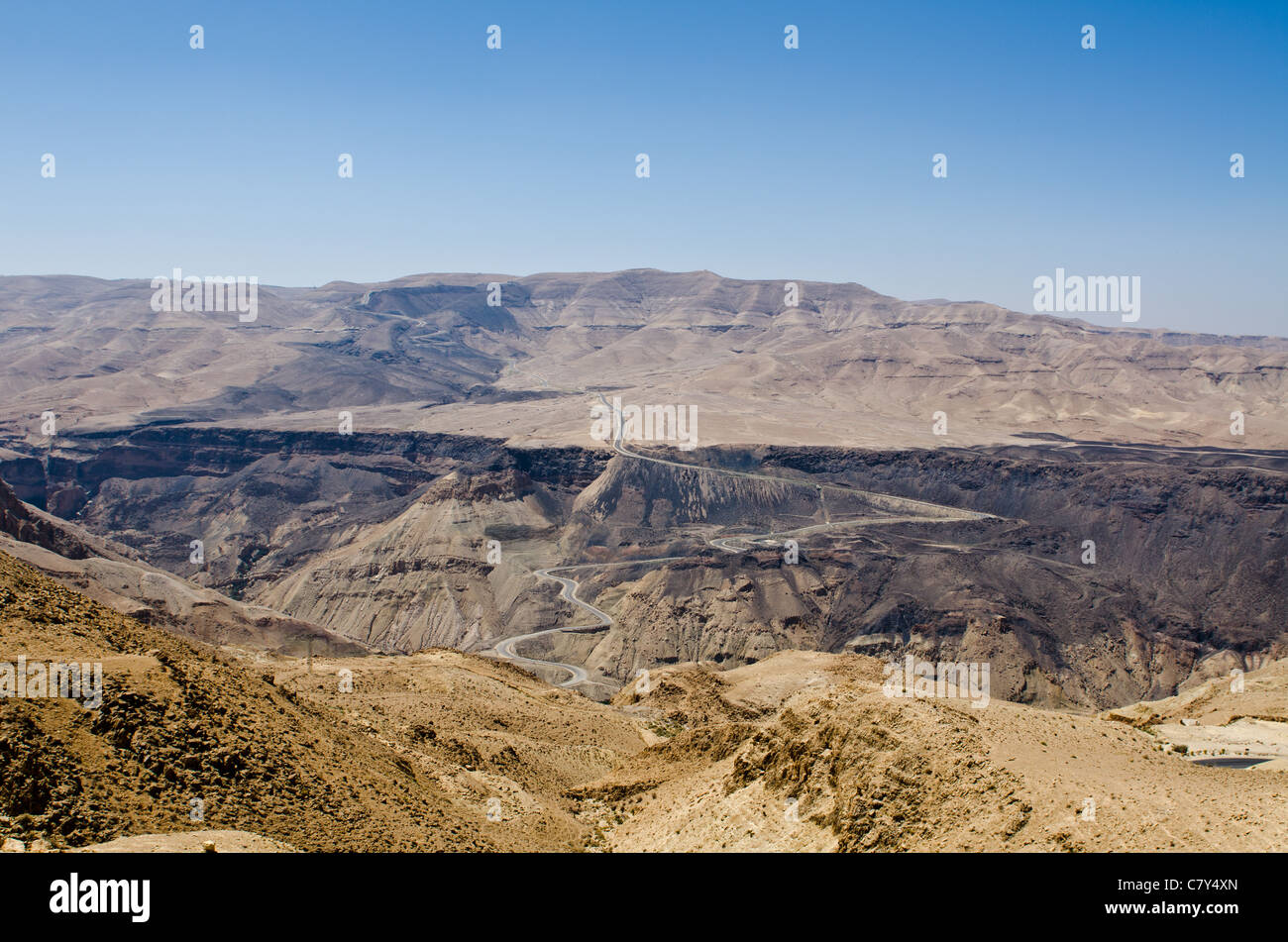 Der Kings Highway, laufen durch die Wüste in Jordanien, wobei die landschaftlich schöne Strecke Stockfoto
