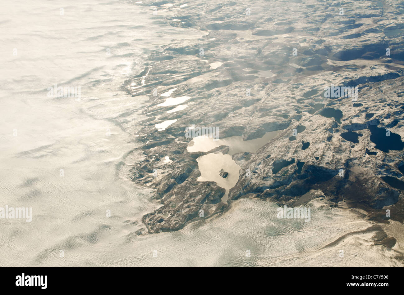 das arktische Eis Blatt treffen Land über Grönland Stockfoto
