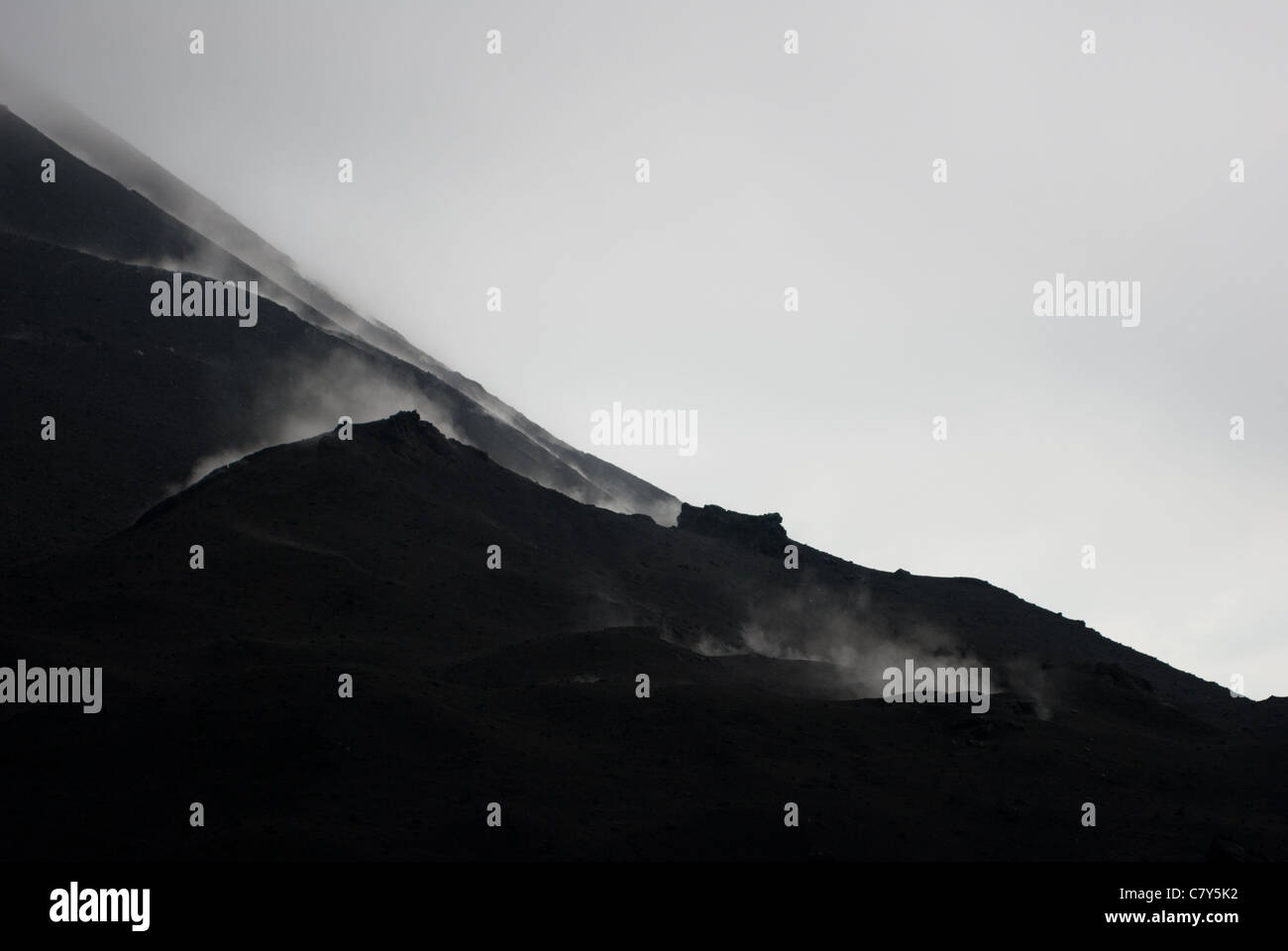 Die Asche bedeckt hängen von einem kürzlich ausgebrochene Vulkan Rauch sanft in Guatemala Stockfoto