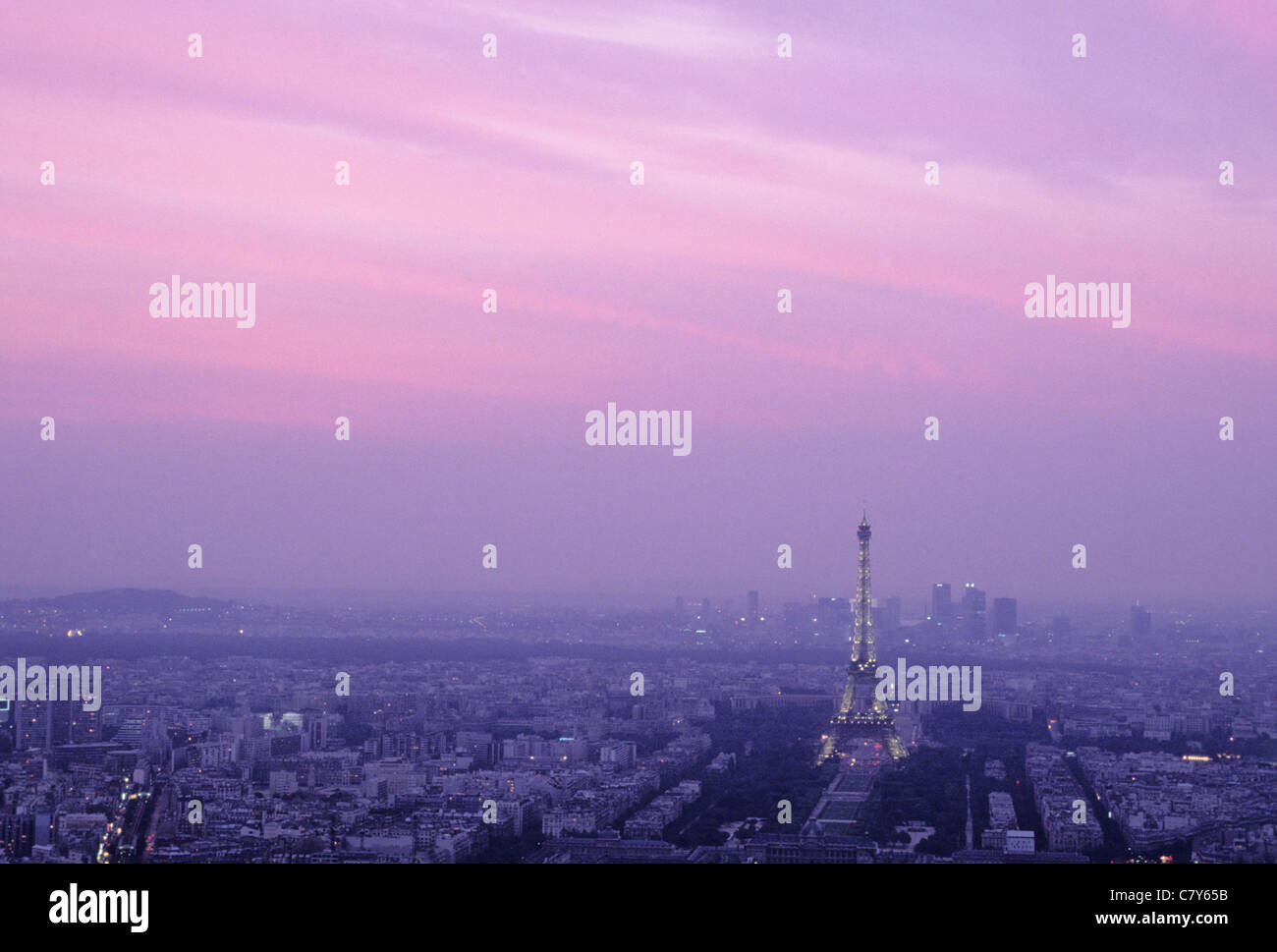 Eiffelturm in der Abenddämmerung. Paris, Frankreich Stockfoto