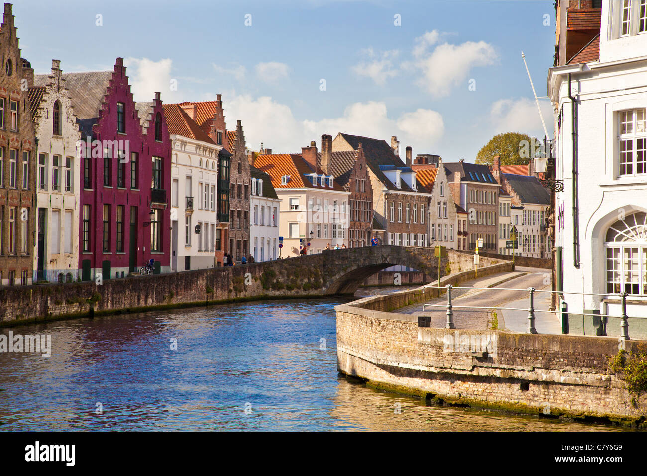 Blick auf Kanal entlang der Spinolarei und Spiegelrei in Bruges,(Brugge), Belgien Stockfoto