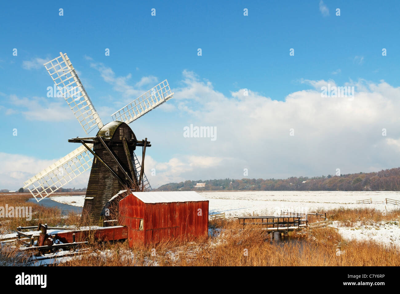 Winterszene von Herringfleet Smock Mill (Windpump), den Norfolk und Suffolk Broads, River Waveney, Suffolk, England, Vereinigtes Königreich Stockfoto