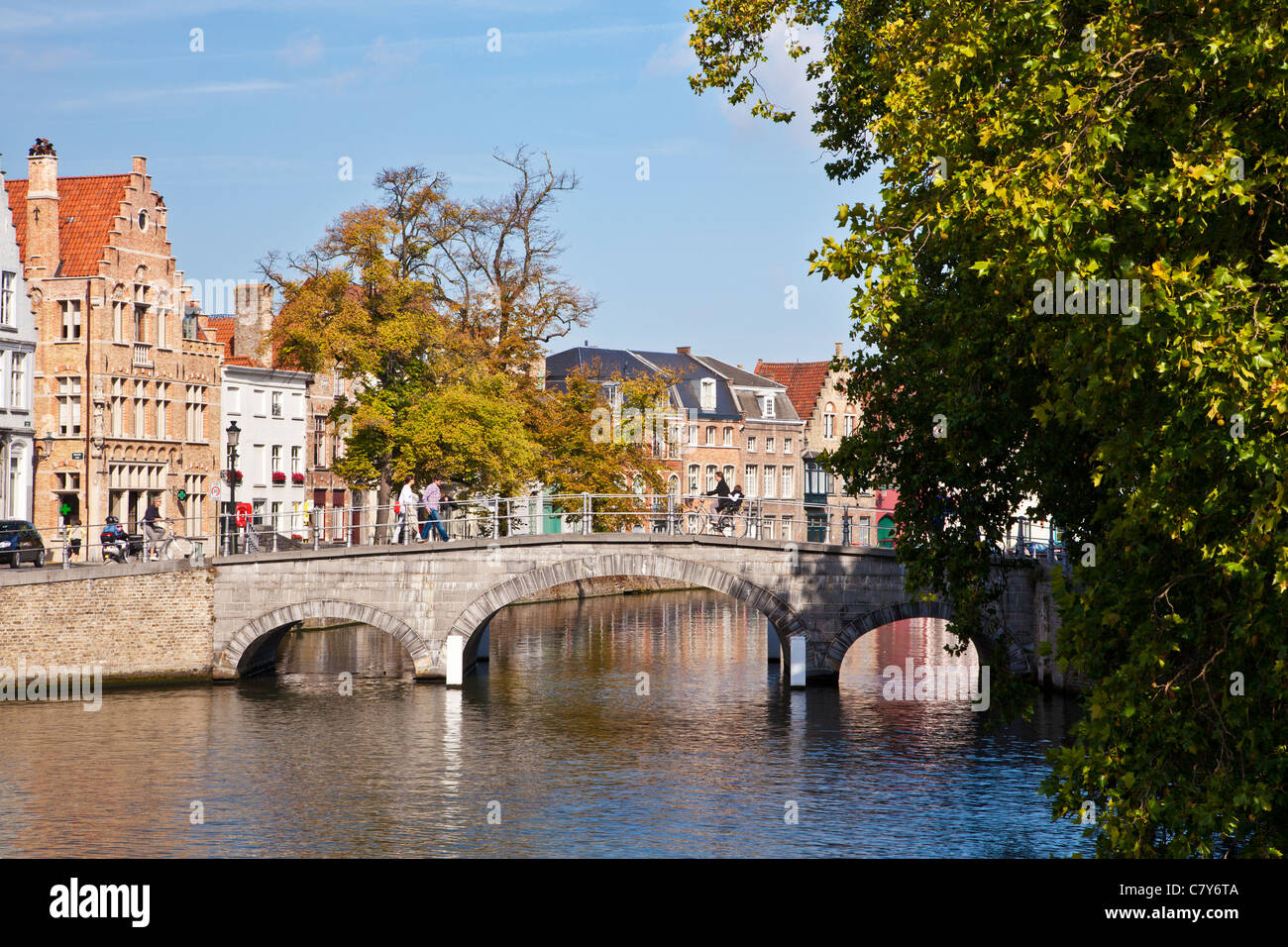 Blick auf Kanal und Brücke entlang der Langerei in Brügge (Brugge), Belgien. Stockfoto