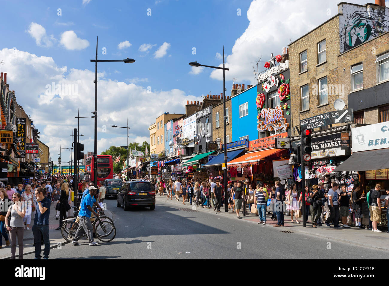 Geschäfte auf der Camden High Street, Camden Town, Nord-London, England, Vereinigtes Königreich Stockfoto