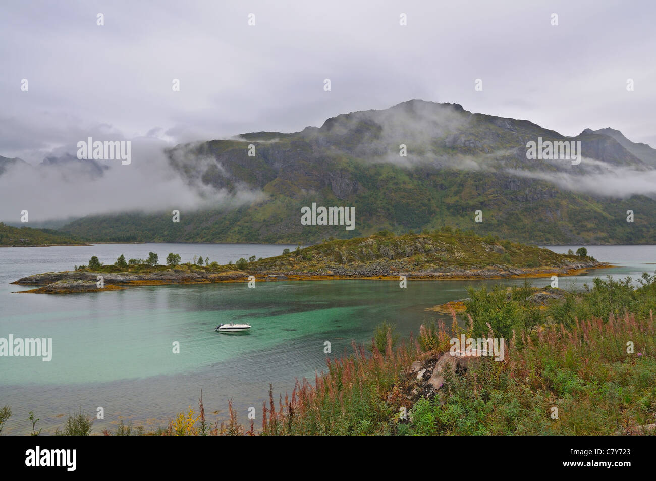 Norwegischer Fjord im Herbst Stockfoto