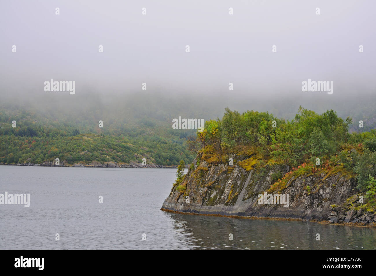 Norwegischer Fjord bei Regenwetter. Stockfoto