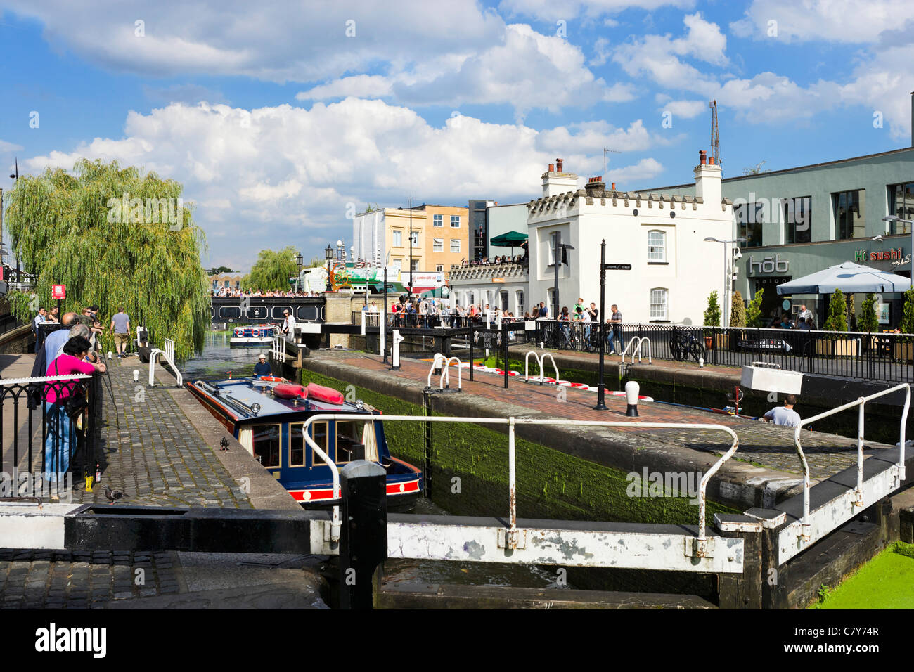 Boot in der Schleuse am Camden Lock auf die Regents Canal, Nord-London, England, UK Stockfoto