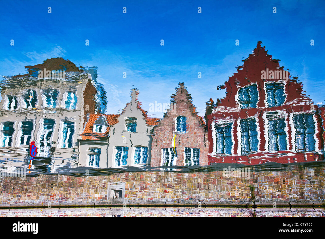 Reflexionen von typischen Häusern entlang des Kanals Langerei in Brugge (Brügge), Flandern, Belgien. Bild wurde invertiert. Stockfoto