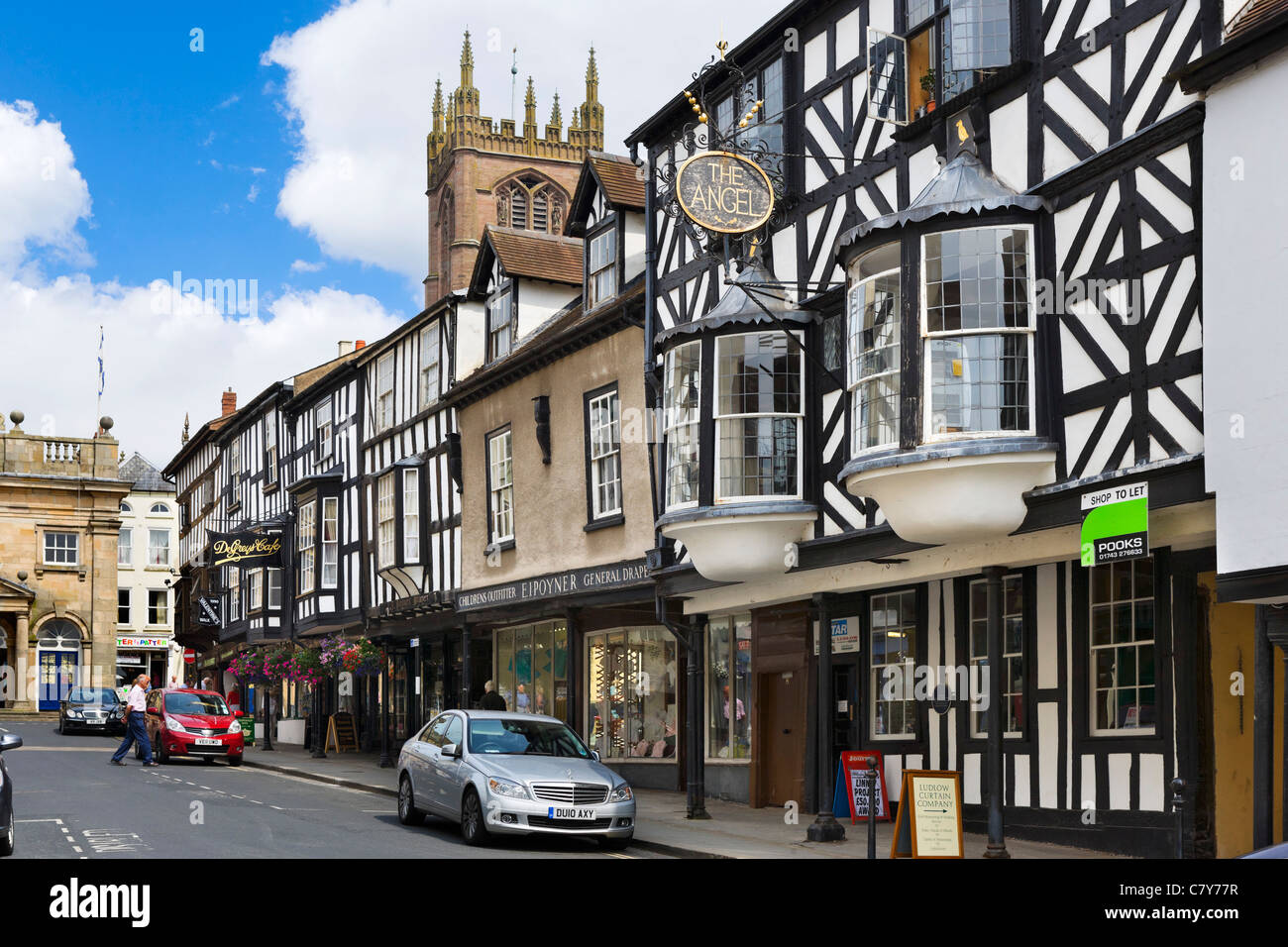 Geschäfte auf der Broad Street im Zentrum der alten Stadt, Ludlow, Shropshire, England, UK Stockfoto