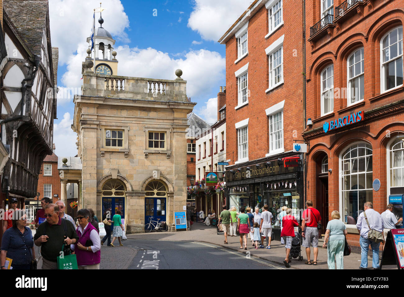 Geschäfte auf der King Street im Zentrum der alten Stadt, Ludlow, Shropshire, England, UK Stockfoto