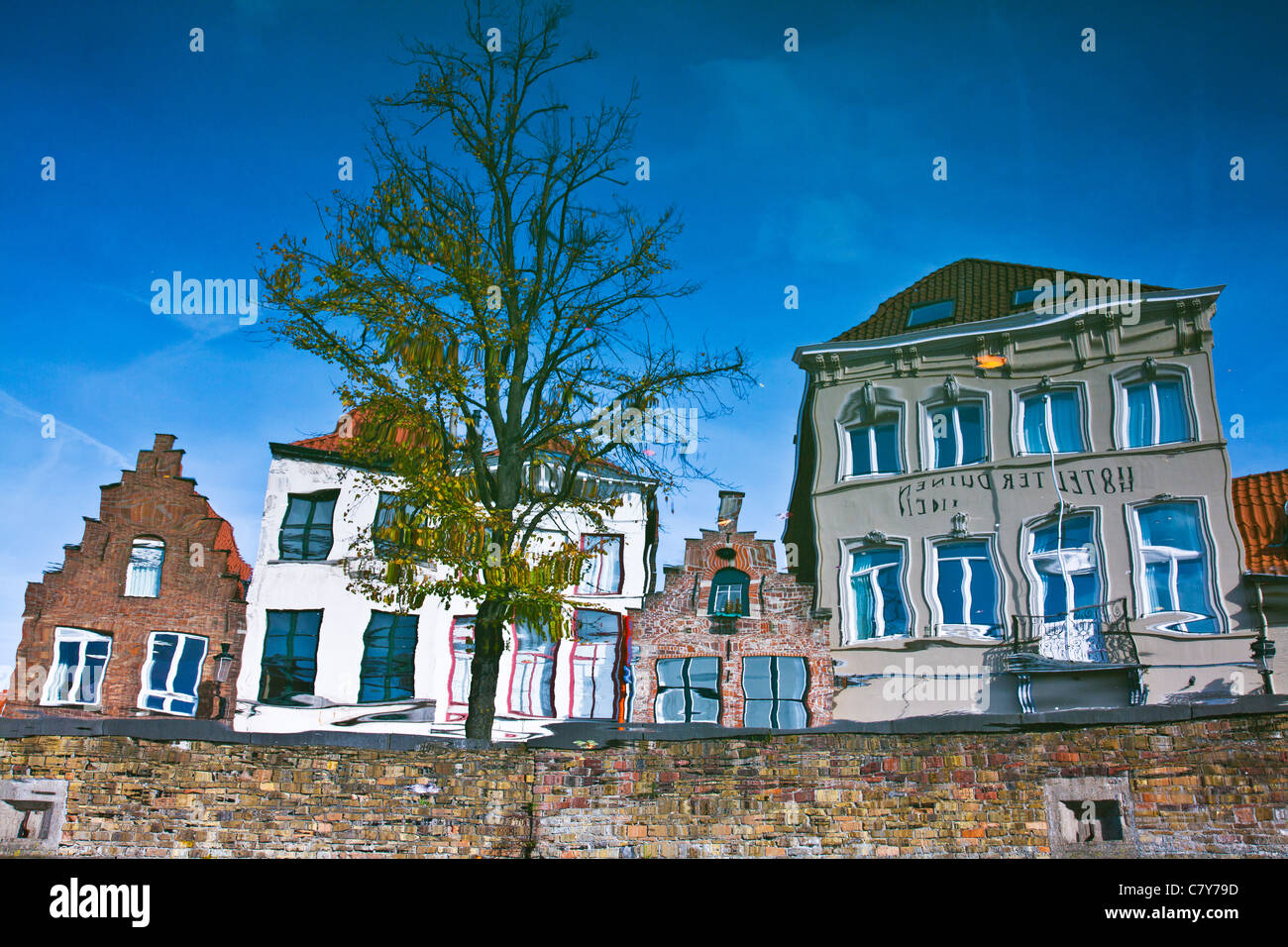 Reflexionen von typischen Häusern entlang des Kanals Langerei in Brugge (Brügge), Flandern, Belgien. Bild wurde invertiert. Stockfoto