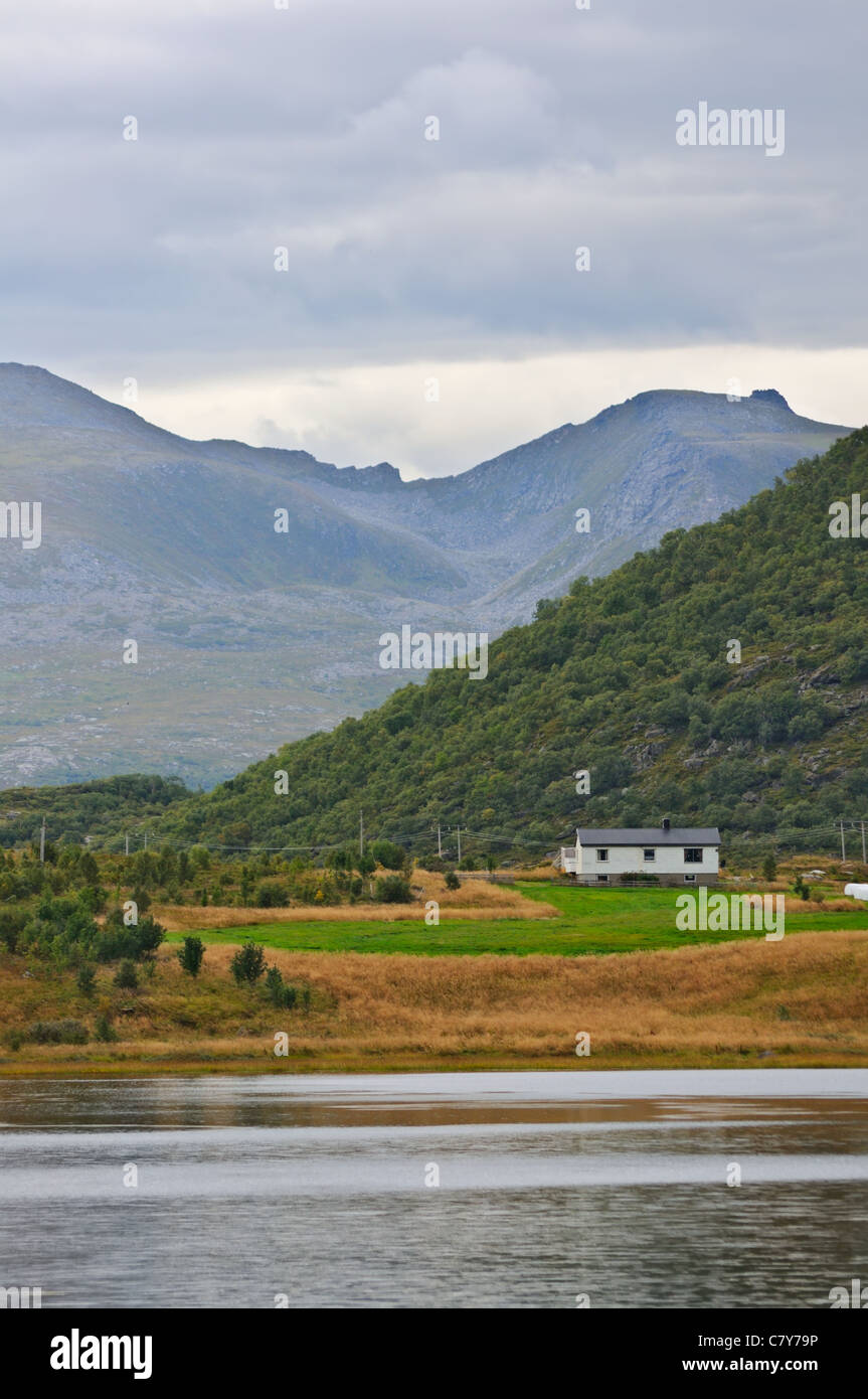 Häuschen am Ufer eines Bergsees in Norwegen Stockfoto