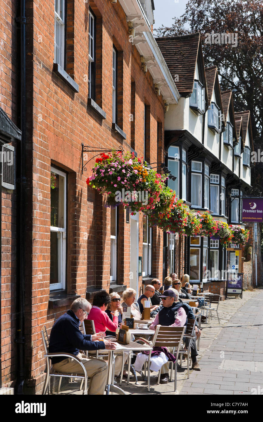 Pub auf der High Street mit Premier Inn hinter Marlow, Buckinghamshire, England, UK Stockfoto