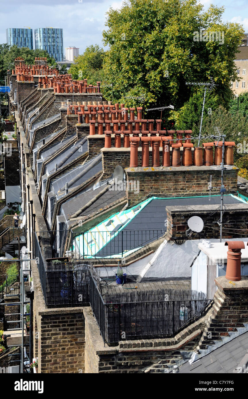 Schornstein mit Stacks auf Häuser in Turm Futterstücke Euston Road in Ferne Islington London England UK Stockfoto