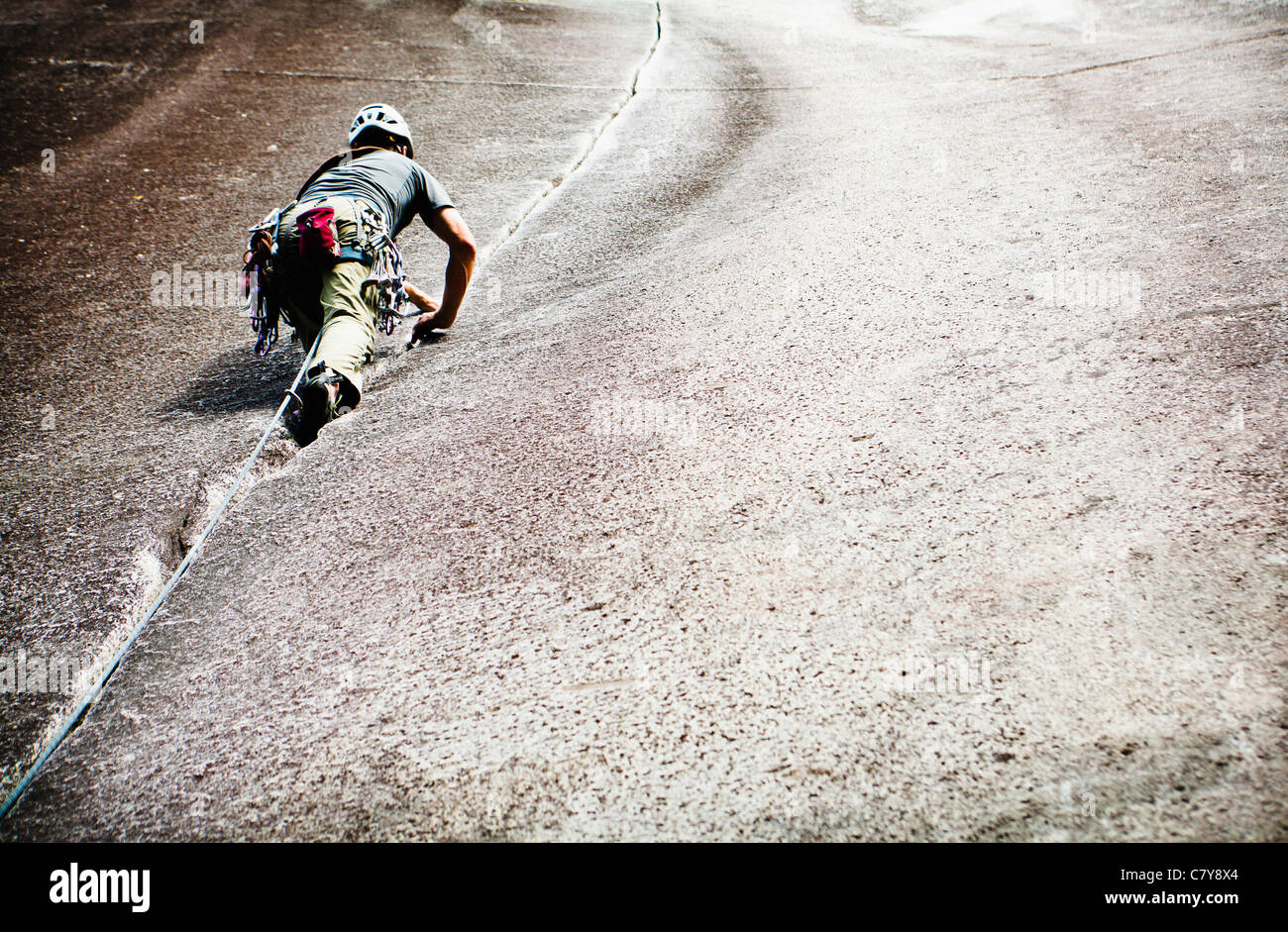 Ein Mann Klettern Klahanie Spalt (5.7) in Squamish BC, Kanada. Stockfoto