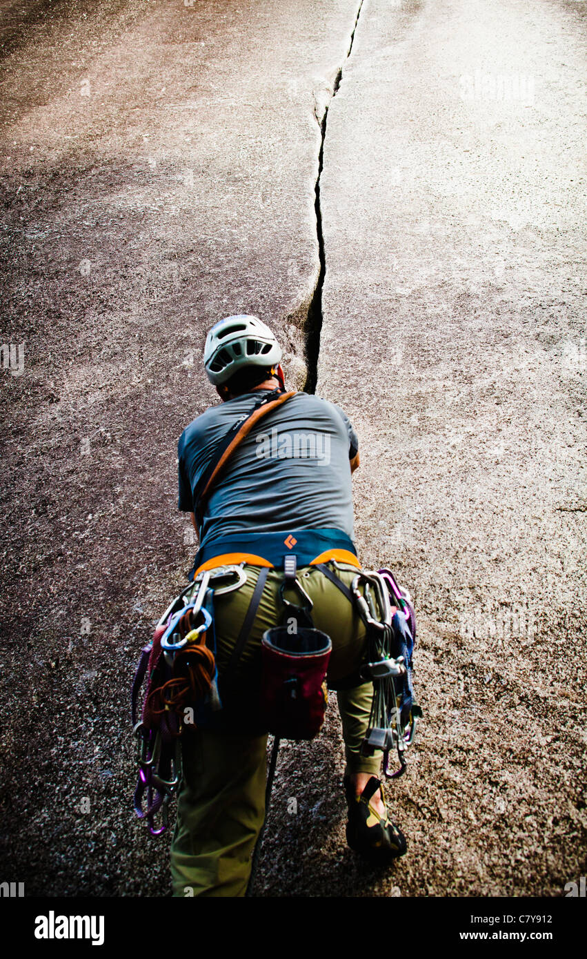Ein Mann Klettern Klahanie Spalt (5.7) in Squamish BC, Kanada. Stockfoto