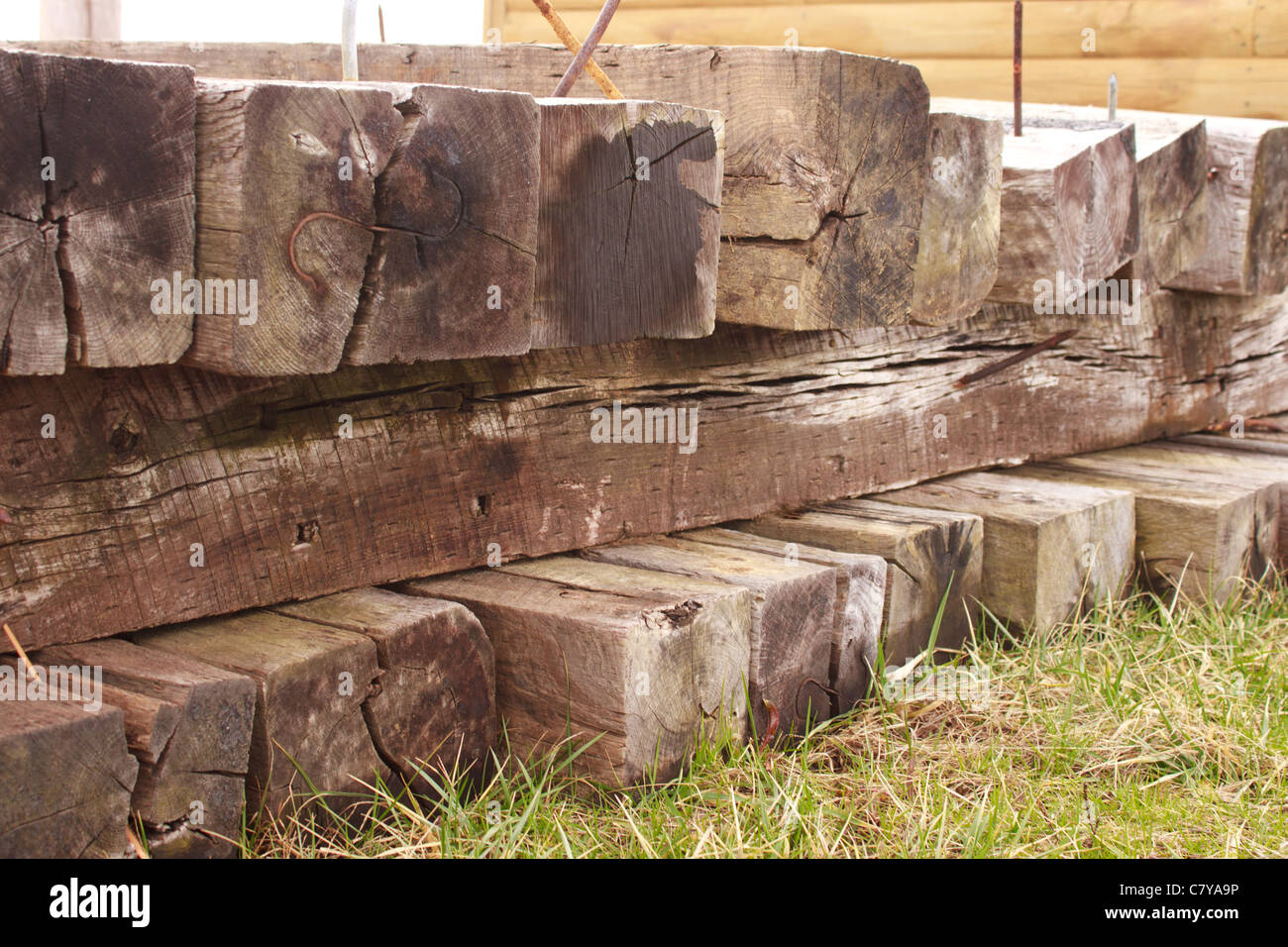 Gestapelte Holz Eisenbahn bindet im freien Stockfoto