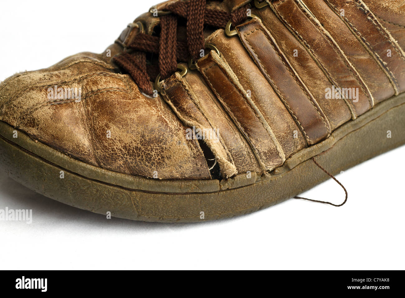 Getragene Lederschuh Tennis gegen weißen Hintergrund Stockfoto Getragene Lederschuh Tennis gegen weißen Hintergrund Stockfoto
