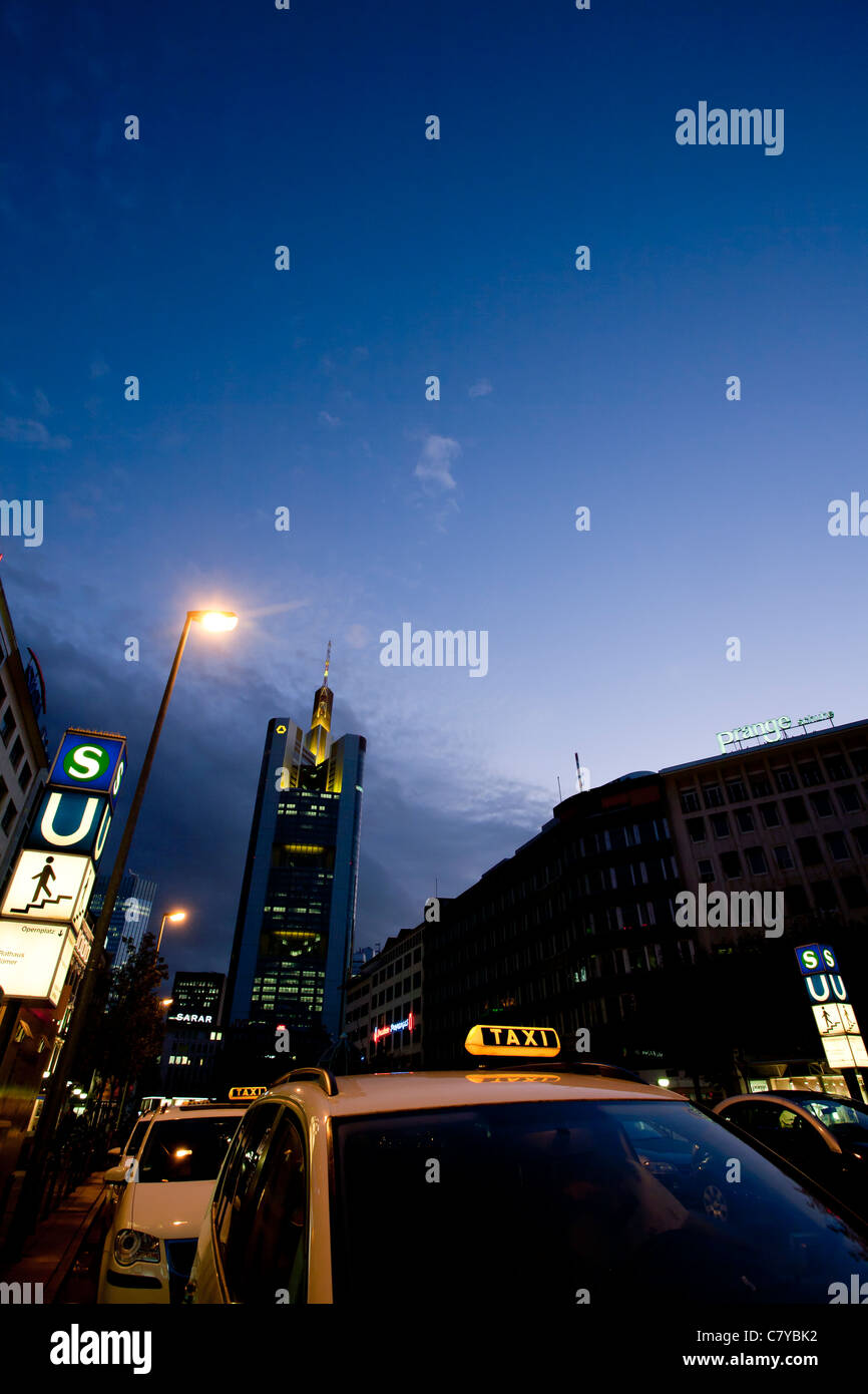 Taxi Frankfurt Am Main Frankfurt innenstadt -Fotos und -Bildmaterial in hoher Auflösung – Alamy