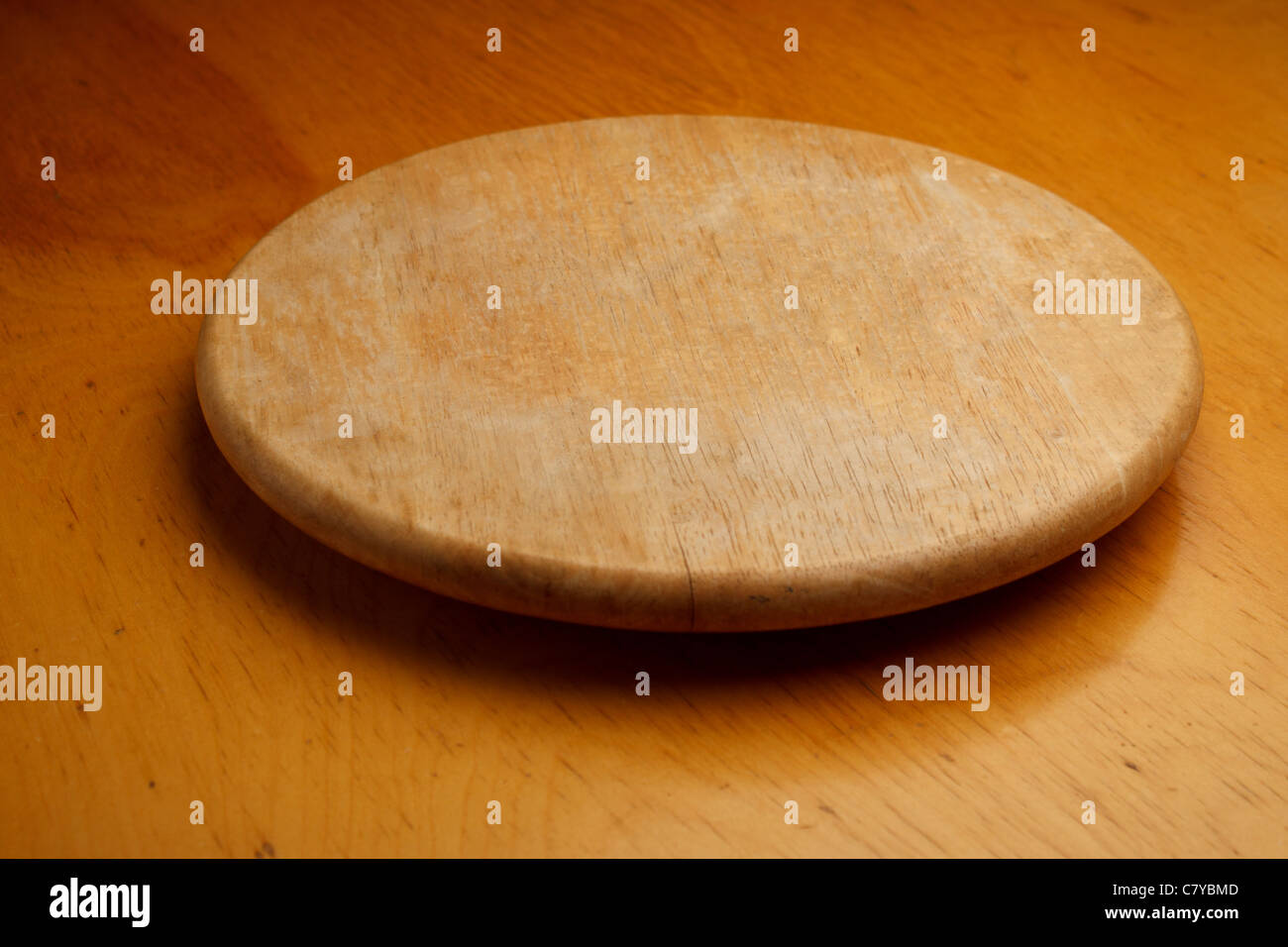 Vorderseite des Holz Küche Plattenspieler auf Holzuntergrund Stockfoto