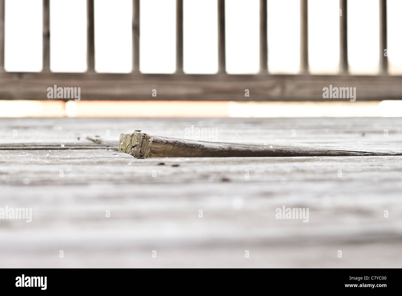 Verzogene Board über dem Rest auf dem Deck eines Biege- Stockfoto