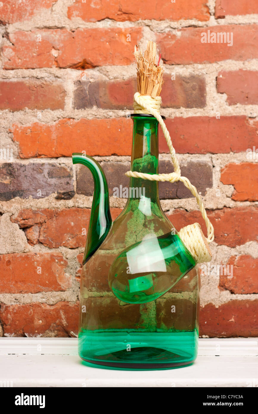 Nahaufnahme des alten Stil Glas Wein Krug auf weiße Fläche gegen Mauer Stockfoto