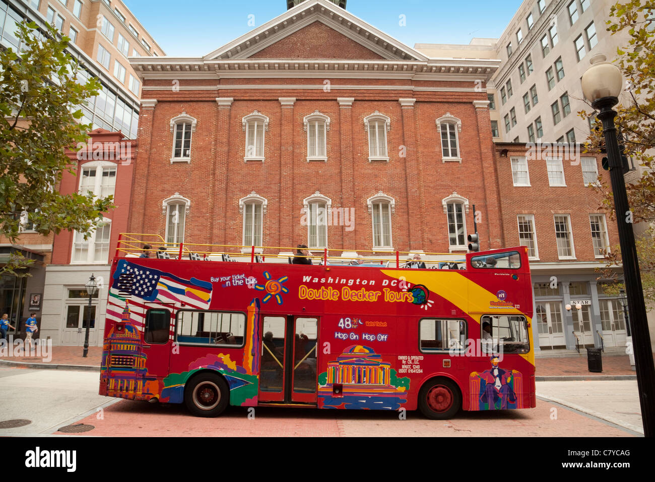 Ein Doppeldeckerbus Tour außerhalb Fords Theater Theater, Washington DC USA Stockfoto