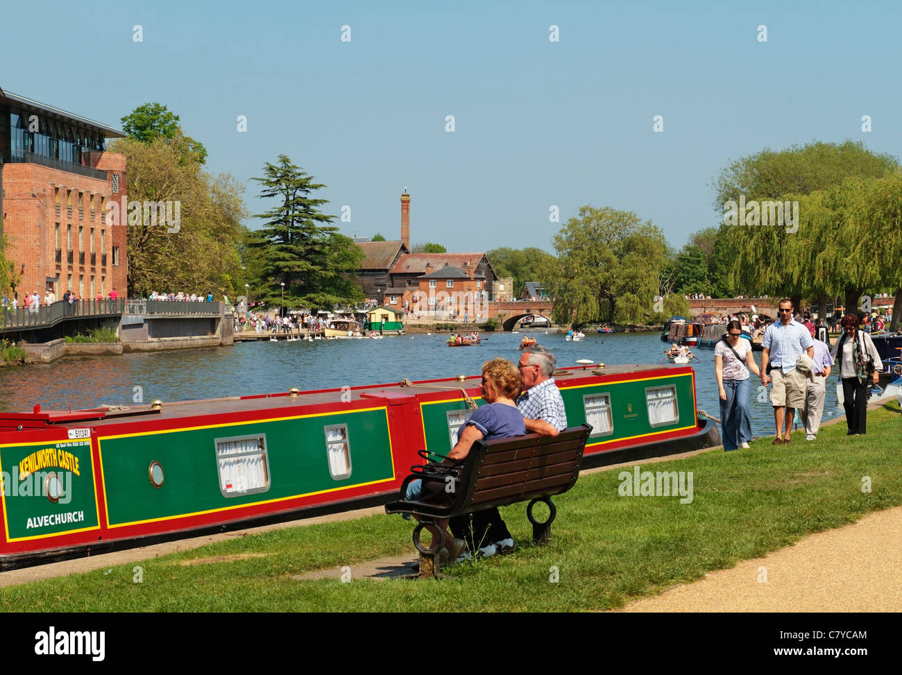 Touristen, die am Flussufer des Avon in Stratford-upon-avon, Warwickshire, England, Großbritannien, spazieren und entspannen Stockfoto