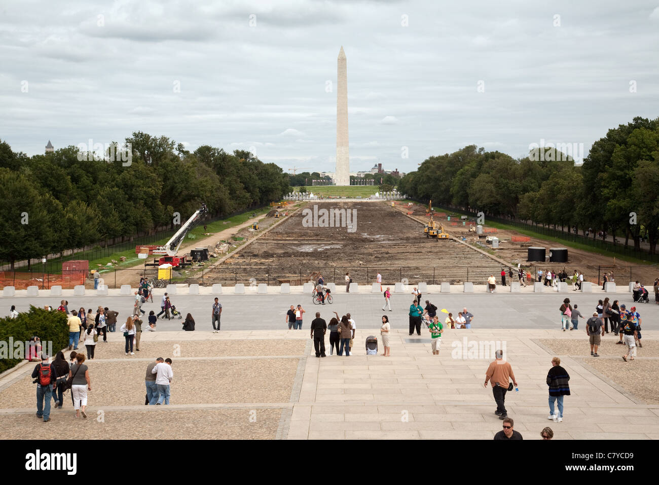 Blick auf die National Mall, Washington DC mit Blick auf das Denkmal und Renovierungen zu den pools Stockfoto