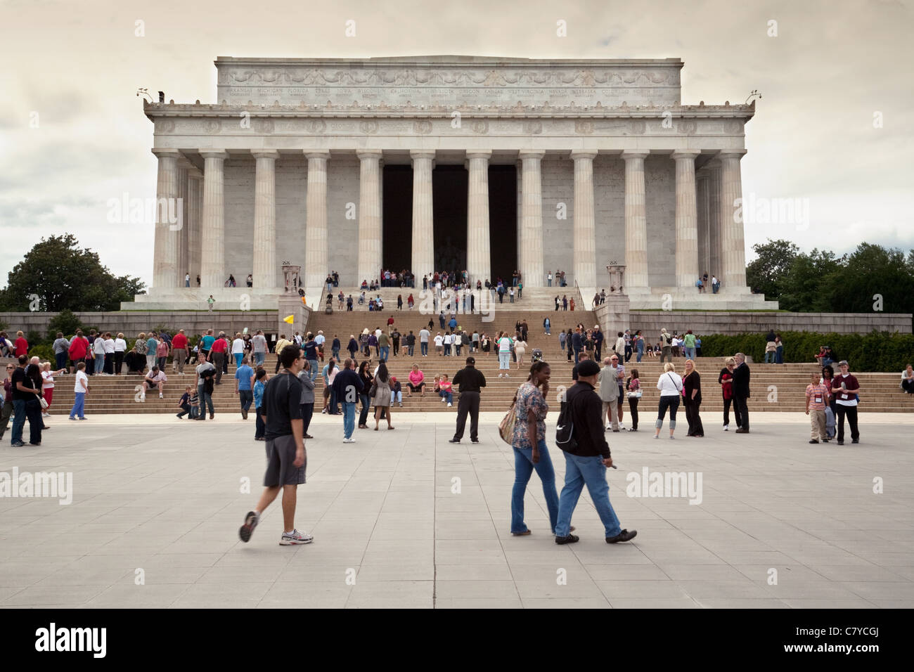 Touristen vor dem Lincoln Memorial, Washington DC USA Stockfoto