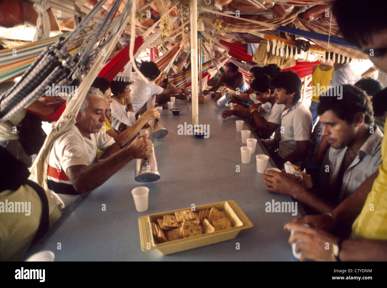Fahrt mit dem Boot auf Amazonas von Santarem Stadt im Bundesstaat Para in Manaus Bundesstaat Amazonas Brasilien Hängematten Stadtfrühstück Stockfoto