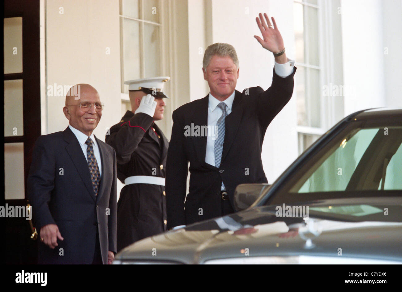 Präsident Bill Clinton und König Hussein von Jordanien Welle an die Medien im Weißen Haus 5. Januar 1999 in Washington, DC Stockfoto