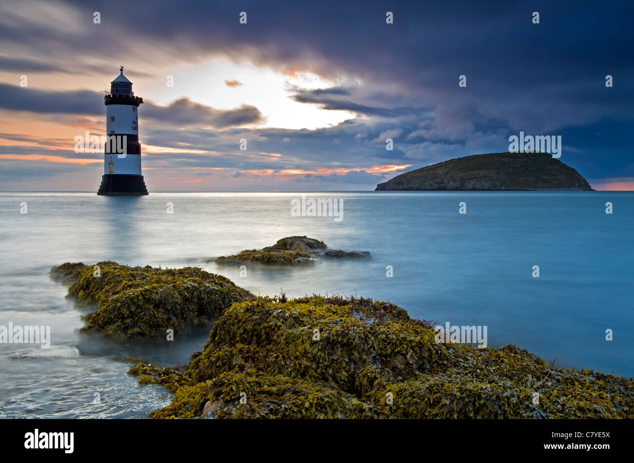 Morgendämmerung am Penmon Point Lighthouse, Penmon, Isle of Anglesey, North Wales, UK Stockfoto