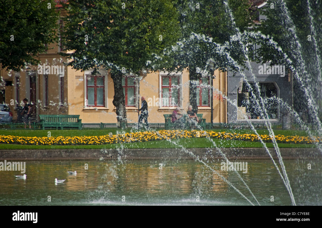 Bergens Lille Lundegardsvann Zierteich mit Brunnen Stockfoto
