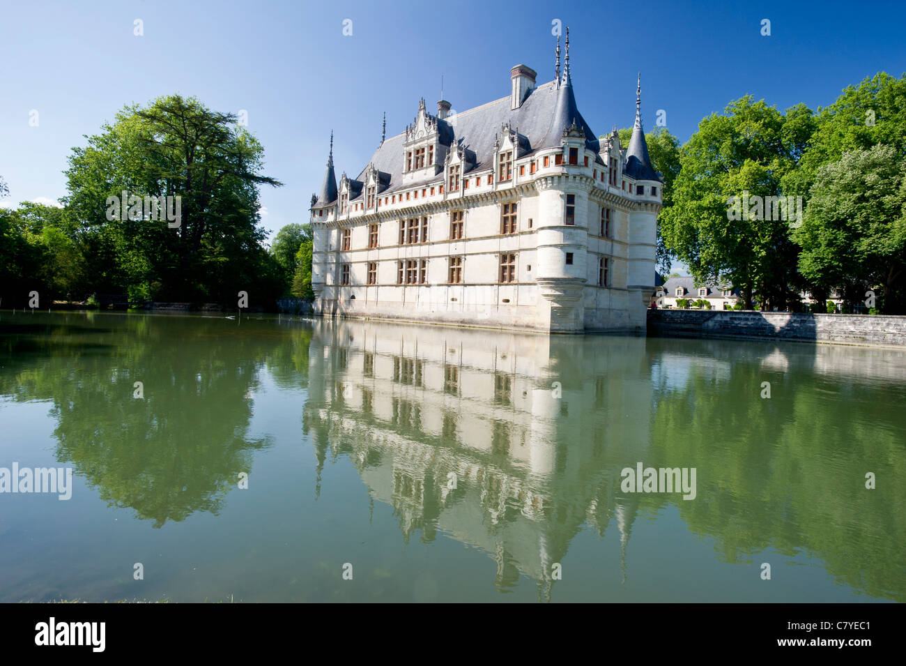 Schloss von Azay-le-Rideau, französischer Renaissanceschlösser am Fluss Indre. Zentrum der Touraine Azay-le-Rideau AOC weiße rose Wein Stockfoto