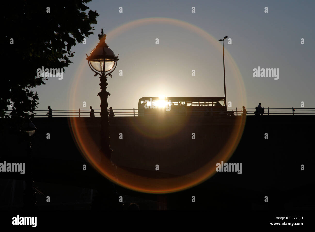 Silhouetten auf Waterloo Bridge in London, England Stockfoto