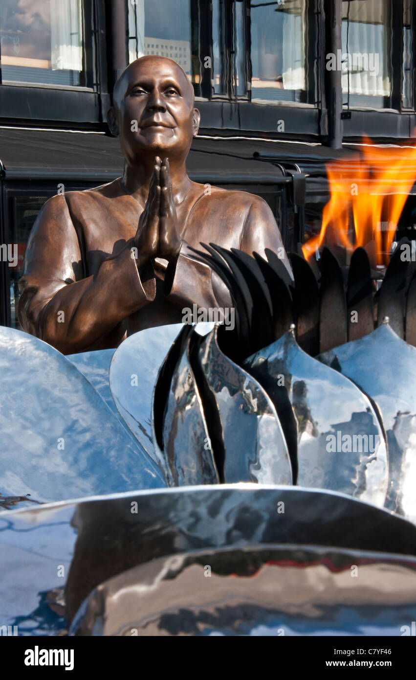 Statue von Sri Chinmoy mit der ewigen Flamme des Friedens im Hafen von Aker Brygge in Oslo Stockfoto