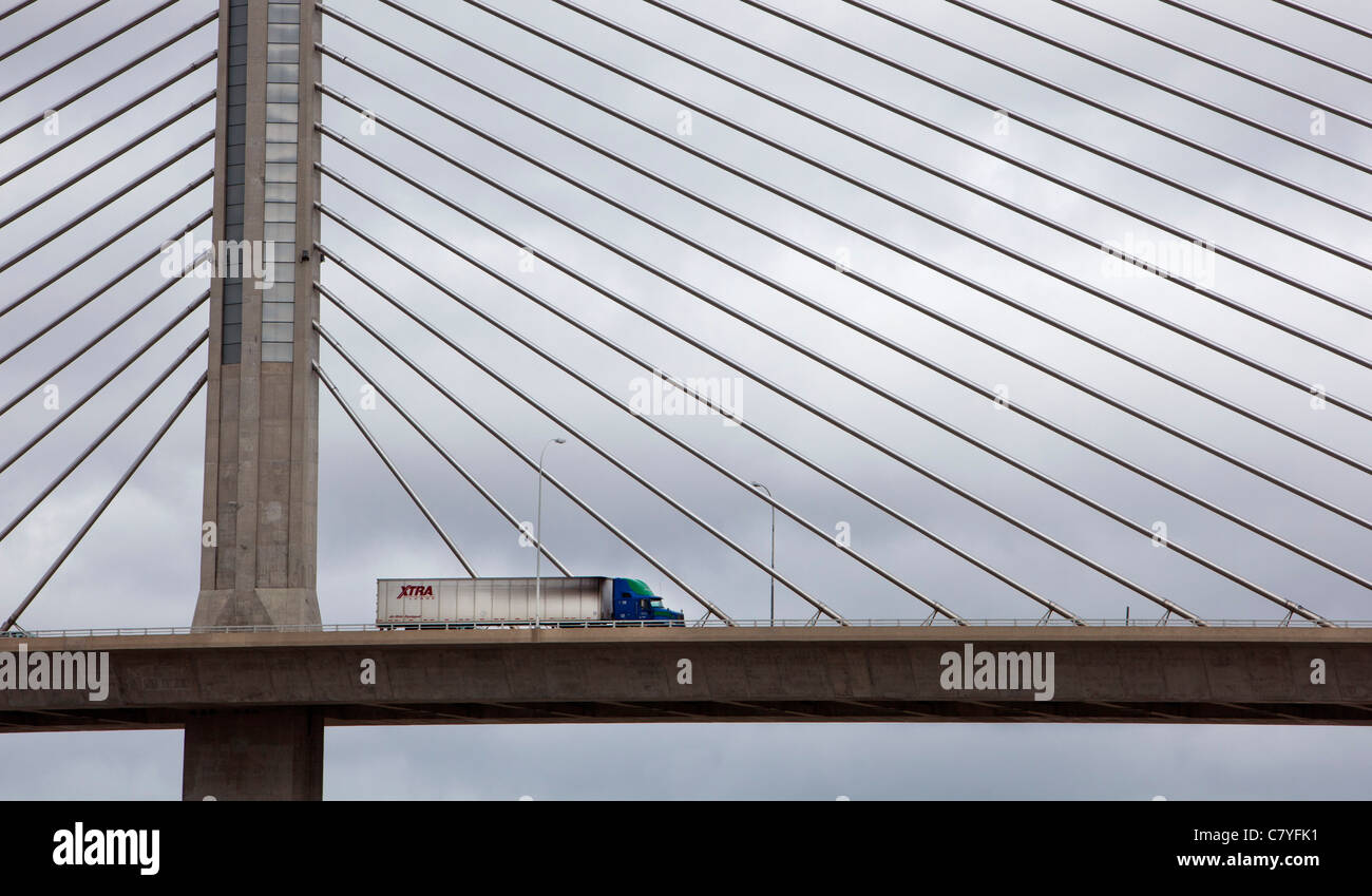 Toledo, Ohio - ein LKW kreuzt die Schrägseilbrücke, die Interstate Highway 280 über den Maumee River führt. Stockfoto