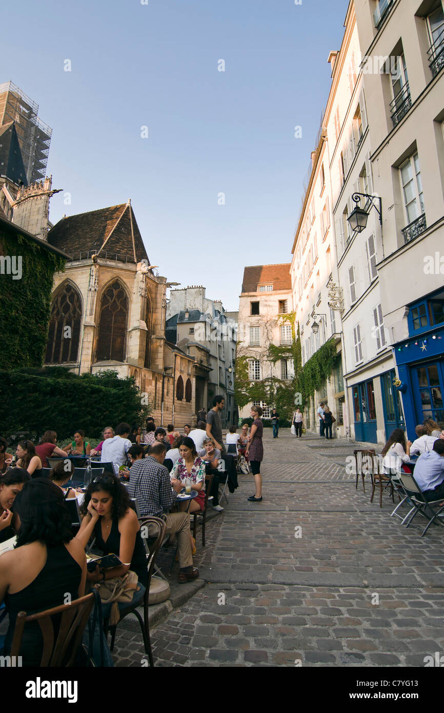 Menschen, die genießen eines Drink an einer Caféterrasse im Stadtviertel Le Marais - Paris, Frankreich Stockfoto
