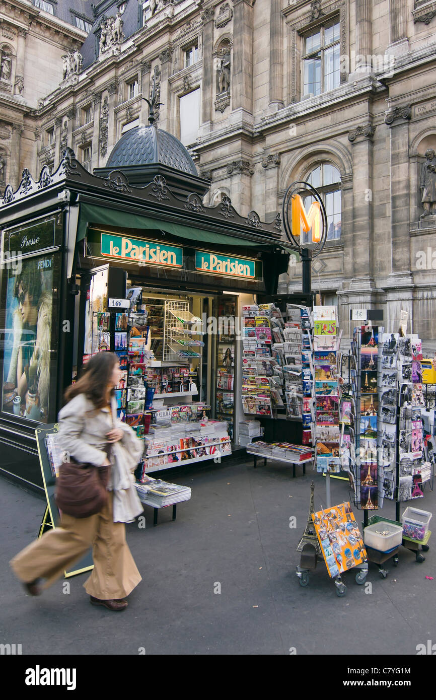 Typische Postkarte, Zeitschrift und Zeitung Kiosk Stall auf dem Bürgersteig in Paris, Frankreich Stockfoto