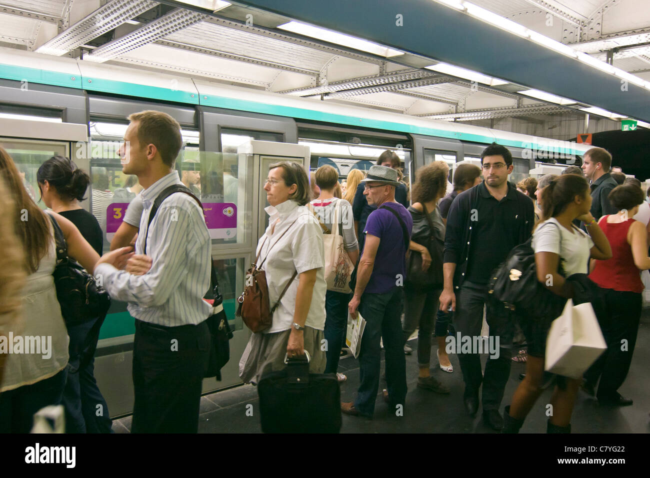 Menschen in überfüllten Hotel de Ville-u-Bahnstation während der Rush Hour - Paris, Frankreich Stockfoto