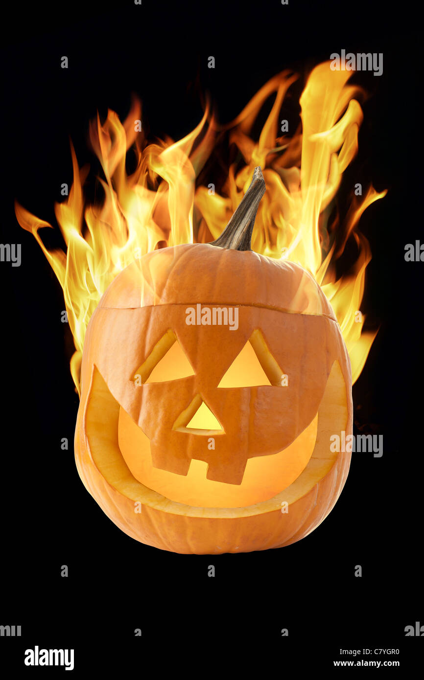 Flammende Jack o ' Lantern auf schwarzem Hintergrund Stockfoto