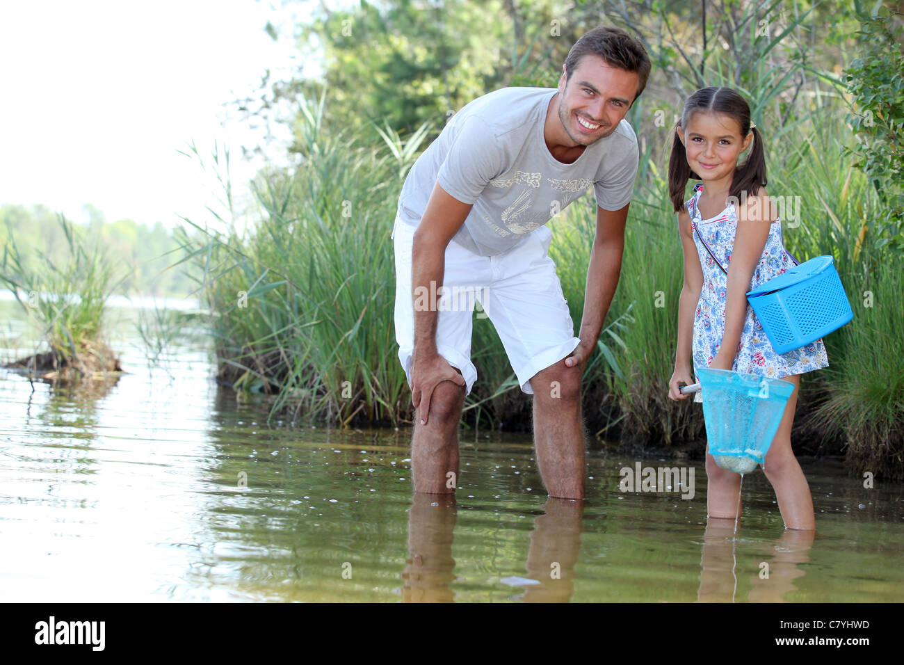 eine Tochter und ihrem Vater in einem Fluss angeln Stockfoto